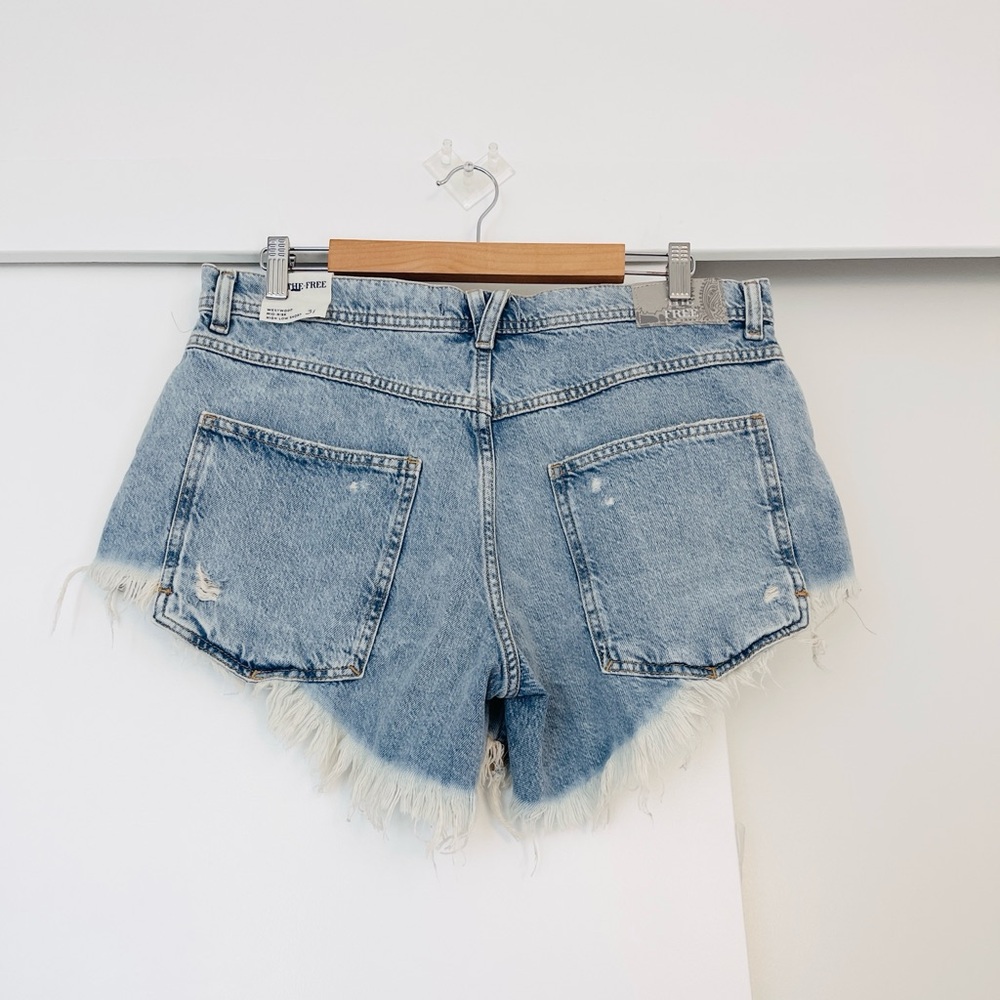 NWOT Free People Westwood Cutoff  Distressed Mid Rise High Low Short Size 31 - Picture 4 of 6